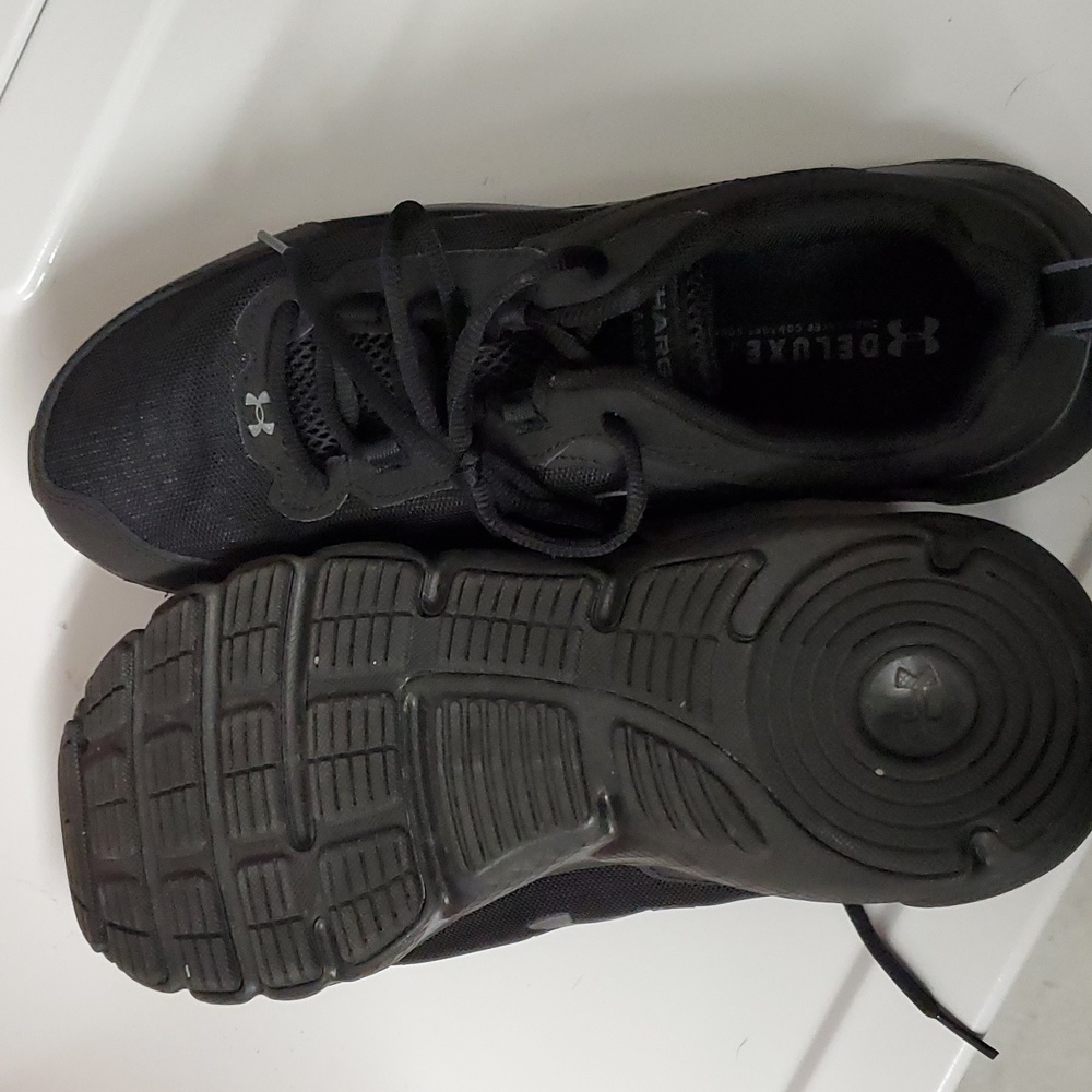 News under armour tennis shoe